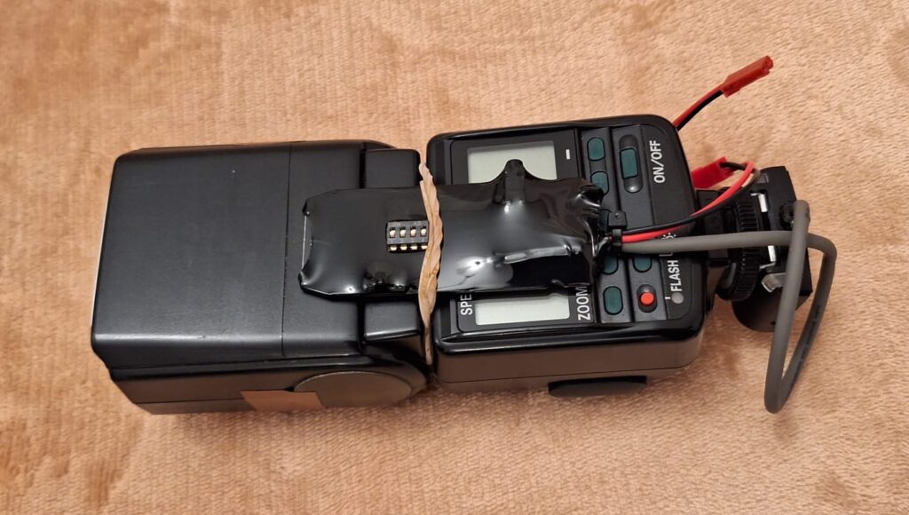 Flash per fototrappolaggio con trigger ad alta autonomia